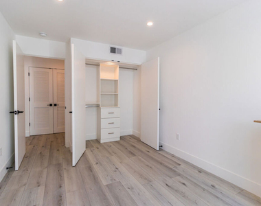 4293 Tujunga Avenue - Photo Thumbnail 9