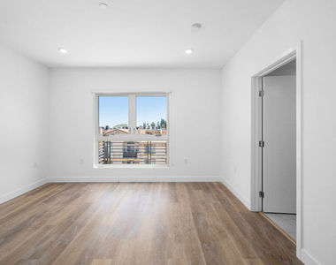 5153 Maplewood Avenue - Photo Thumbnail 10