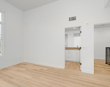 7914 Norton Avenue - Photo Thumbnail 14