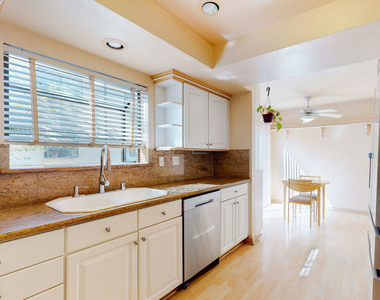 21821 Burbank Boulevard - Photo Thumbnail 10