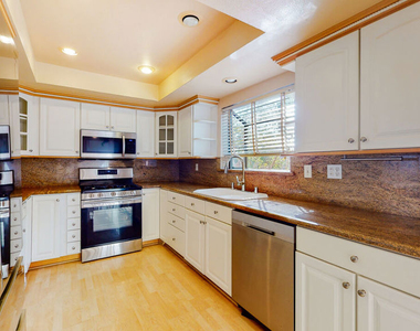 21821 Burbank Boulevard - Photo Thumbnail 9