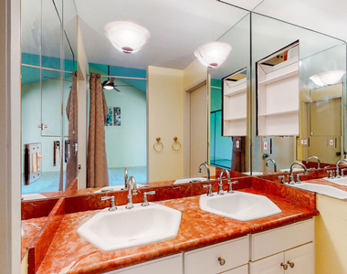 21821 Burbank Boulevard - Photo Thumbnail 15