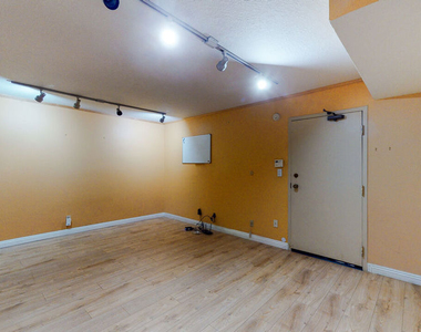 21821 Burbank Boulevard - Photo Thumbnail 22