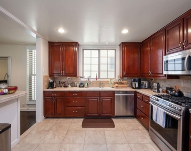 12336 Montana Avenue - Photo Thumbnail 9