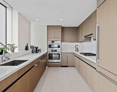 889 Francisco Street - Photo Thumbnail 3