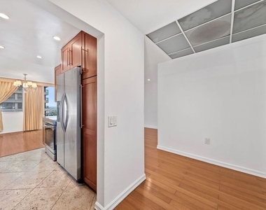 10751 Wilshire Boulevard - Photo Thumbnail 2