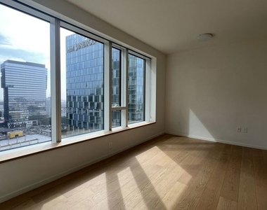 889 Francisco Street - Photo Thumbnail 2