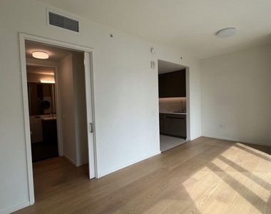 889 Francisco Street - Photo Thumbnail 4