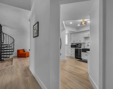 1412 N Crescent Heights Boulevard - Photo Thumbnail 3
