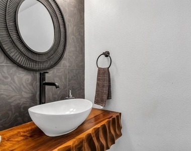 1412 N Crescent Heights Boulevard - Photo Thumbnail 9
