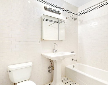 West 45th Street - Photo Thumbnail 4