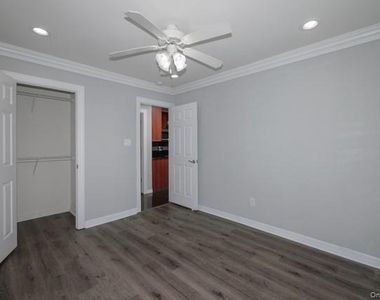 118 Carleton Avenue - Photo Thumbnail 5