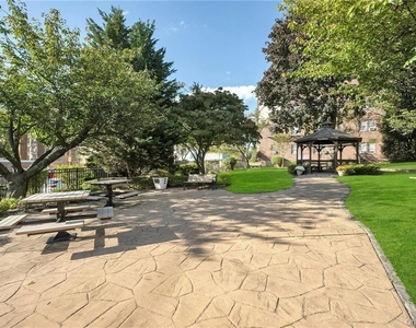 10 Oakridge Place - Photo Thumbnail 8