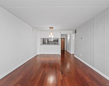 4 Martine Avenue - Photo Thumbnail 6