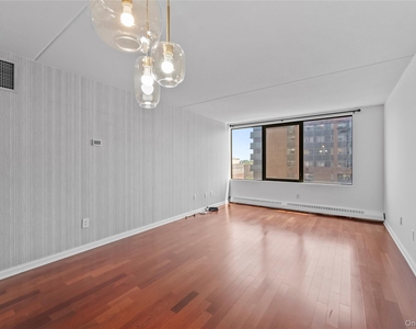 4 Martine Avenue - Photo Thumbnail 4