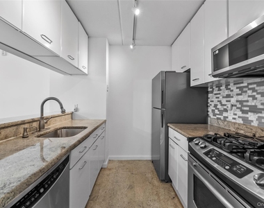 4 Martine Avenue - Photo Thumbnail 3