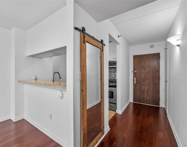 4 Martine Avenue - Photo Thumbnail 2