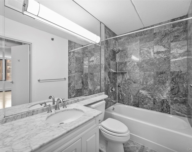 4 Martine Avenue - Photo Thumbnail 9