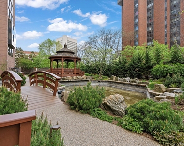 4 Martine Avenue - Photo Thumbnail 23