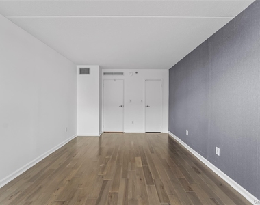 4 Martine Avenue - Photo Thumbnail 8