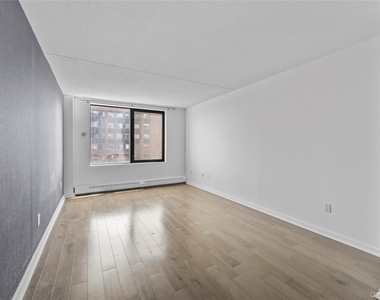 4 Martine Avenue - Photo Thumbnail 7