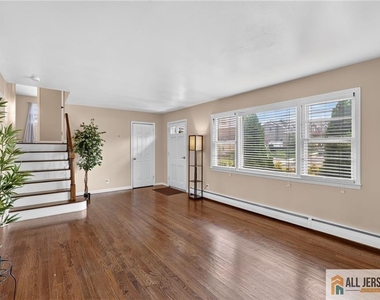47 Leonardine Avenue - Photo Thumbnail 8