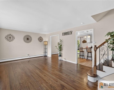 47 Leonardine Avenue - Photo Thumbnail 9