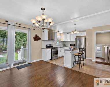 47 Leonardine Avenue - Photo Thumbnail 12