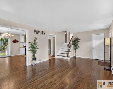 47 Leonardine Avenue - Photo Thumbnail 10