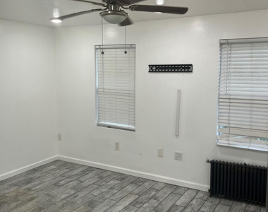 810 E Hazelwood Avenue - Photo Thumbnail 5