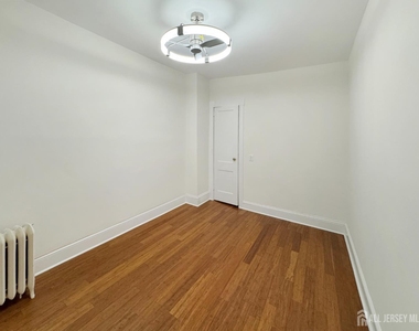 422 Main Street - Photo Thumbnail 8