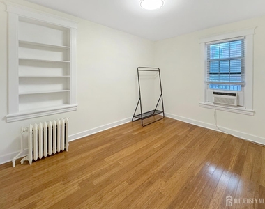 422 Main Street - Photo Thumbnail 10