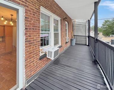 422 Main Street - Photo Thumbnail 13