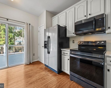 8812 Fenimore Place - Photo Thumbnail 11