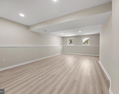 8812 Fenimore Place - Photo Thumbnail 24