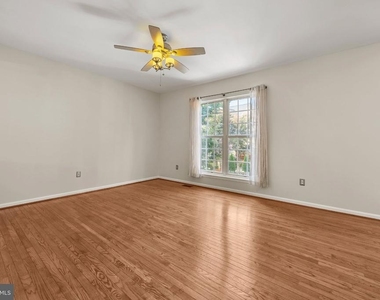 8812 Fenimore Place - Photo Thumbnail 6