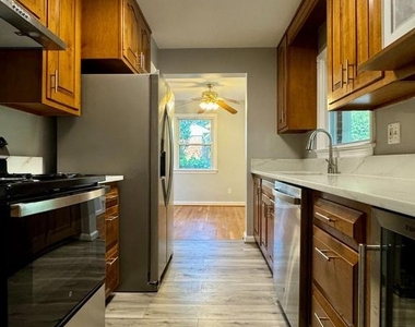 3221 Holly Hill Drive - Photo Thumbnail 5