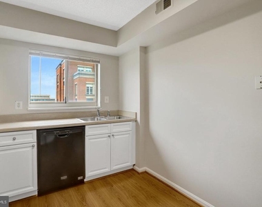 2151 Jamieson Avenue - Photo Thumbnail 14