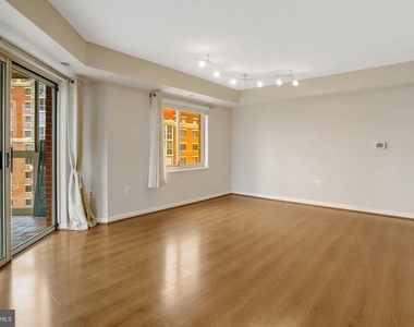 2151 Jamieson Avenue - Photo Thumbnail 10