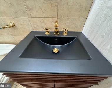501 Slaters Lane - Photo Thumbnail 24
