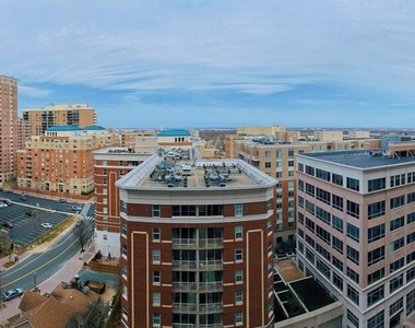 888 N Quincy Street N - Photo Thumbnail 10