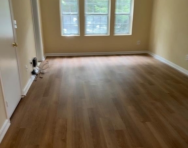 1735 Rhodes Street N - Photo Thumbnail 9