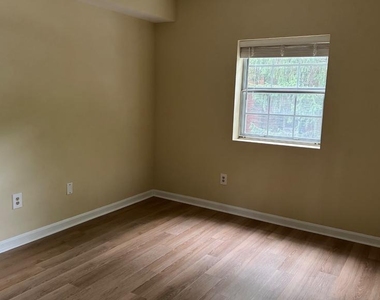 1735 Rhodes Street N - Photo Thumbnail 4