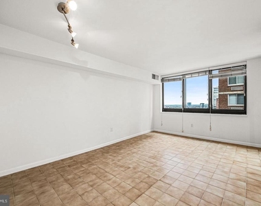 1420 Locust Street - Photo Thumbnail 3