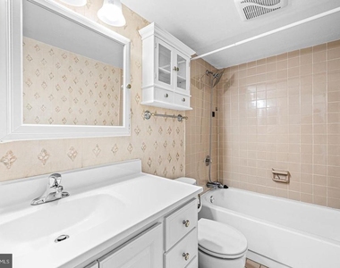 1420 Locust Street - Photo Thumbnail 6