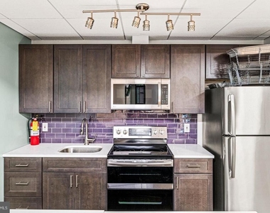 1420 Locust Street - Photo Thumbnail 8