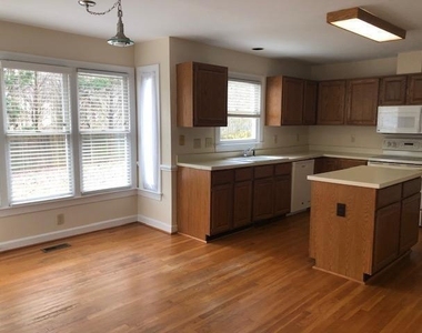 1005 New Dover Road - Photo Thumbnail 2