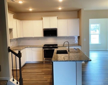 405 Vassar Drive - Photo Thumbnail 8
