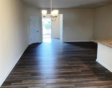 405 Vassar Drive - Photo Thumbnail 10