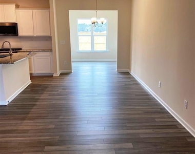 405 Vassar Drive - Photo Thumbnail 4